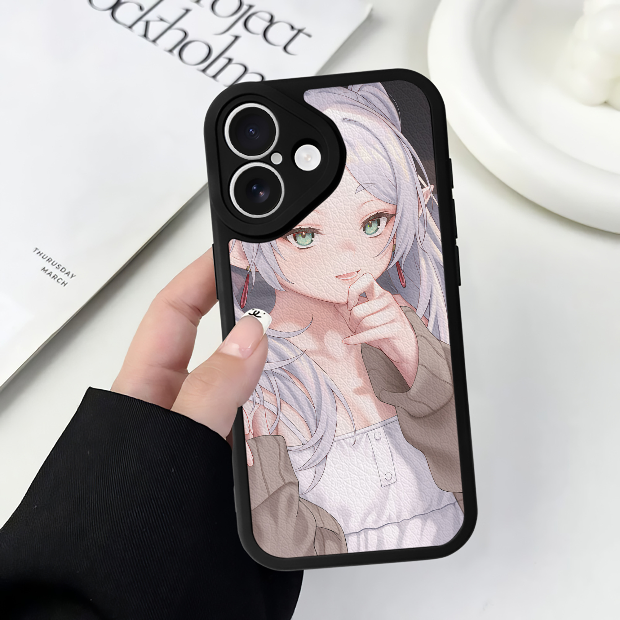 （画像用） 葬送のフリーレン Frieren 【iPhone 16シリーズ対応】シリコンスマホケース（レザー調） 材質：シリコン